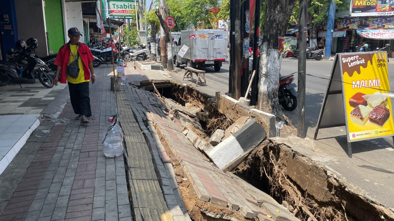 Kondisi city walk atau jalur khusus pejalan kaki di depan Pasar Ir. Soekarno Sukoharjo yang tiba-tiba amblas Senin pagi (25/8) sekira pukul 07.30.