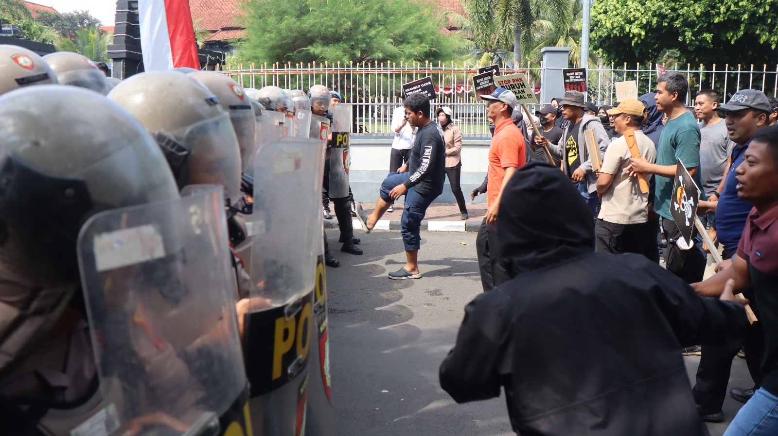 Simulasi penanganan unjuk rasa berujung anarkis di depan Kantor Bupati Karanganyar, Senin (25/8/2025). (Rudi Hartono/Radar Solo)