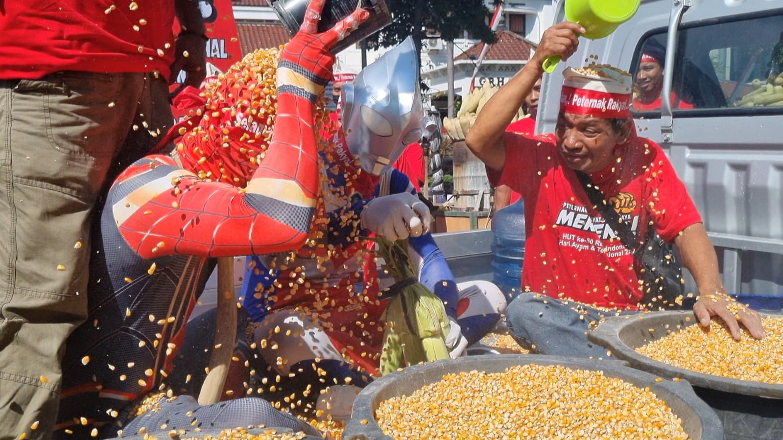 Demo peternak ayam di Gladak, Solo, Selasa (26/8/2025). (Silvester Kurniawan/Radar Solo)