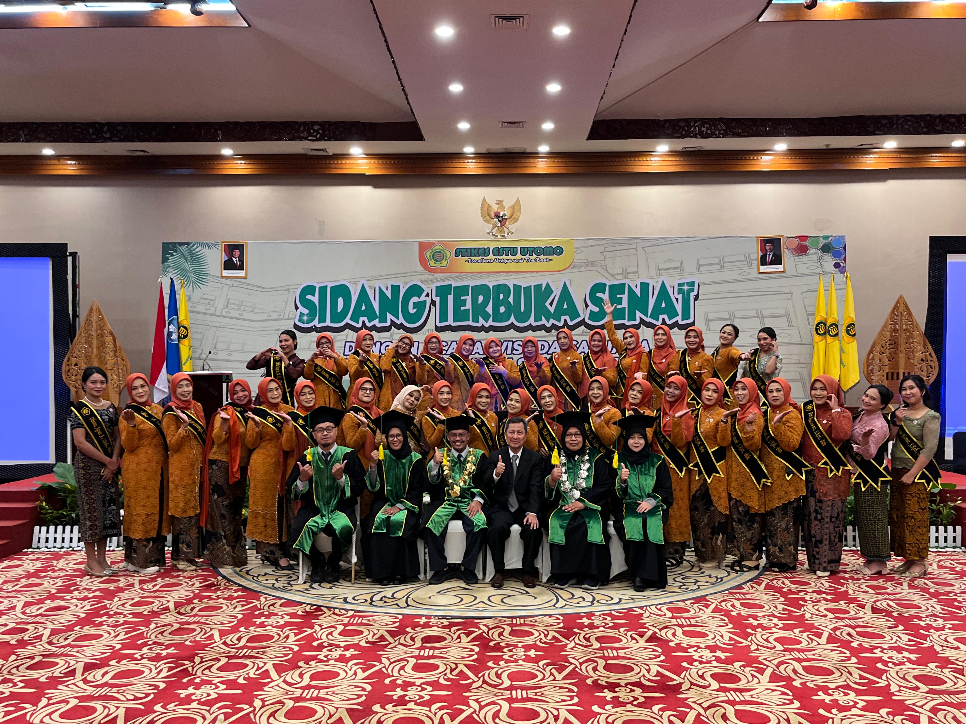 MEMBANGGAKAN: Stikes Estu Utomo Boyolali mengukuhkan 341 lulusannya di The Sunan Hotel Solo, Selasa (26/8).