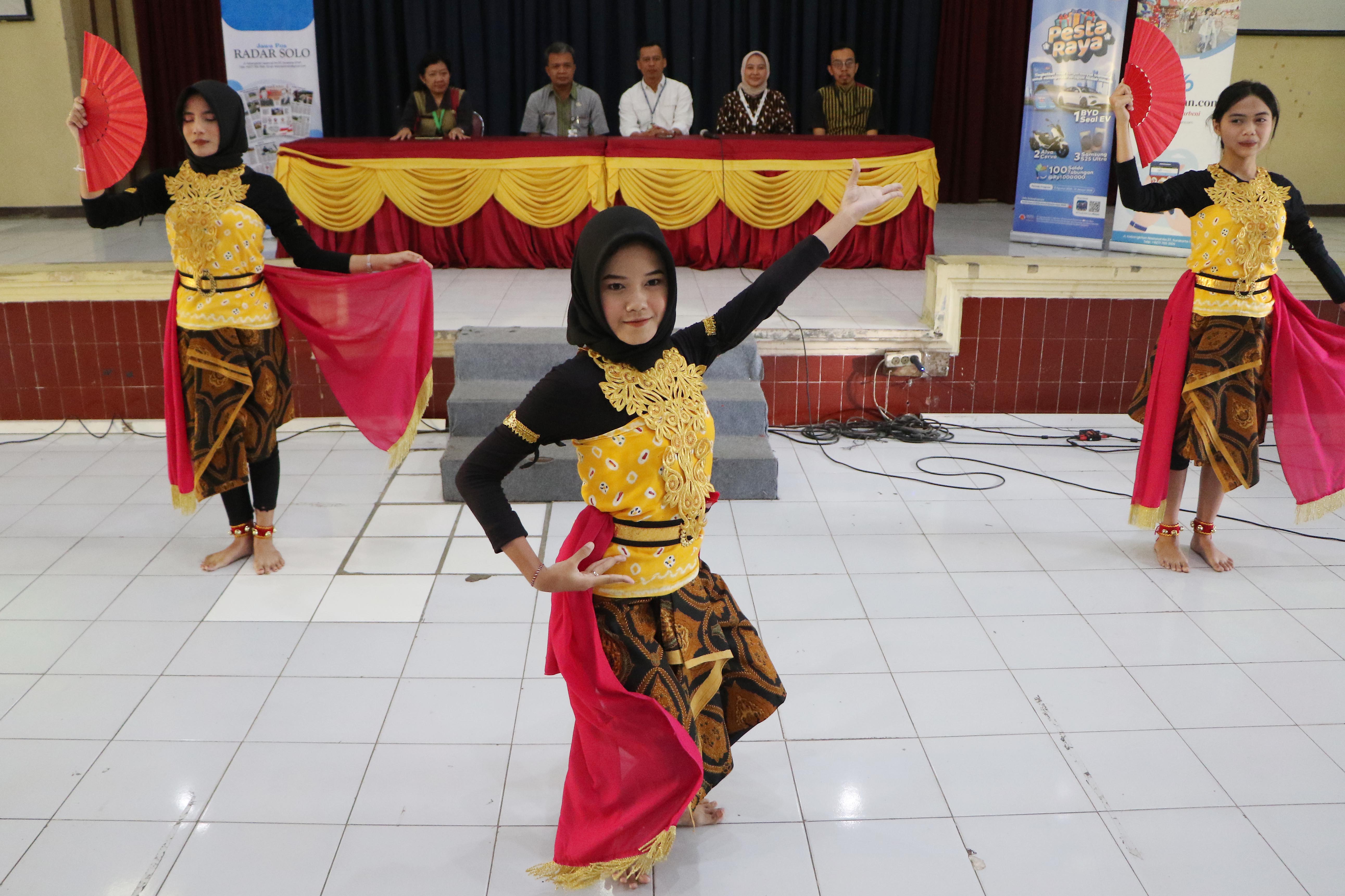 EKSTRAKURIKULER MENARI