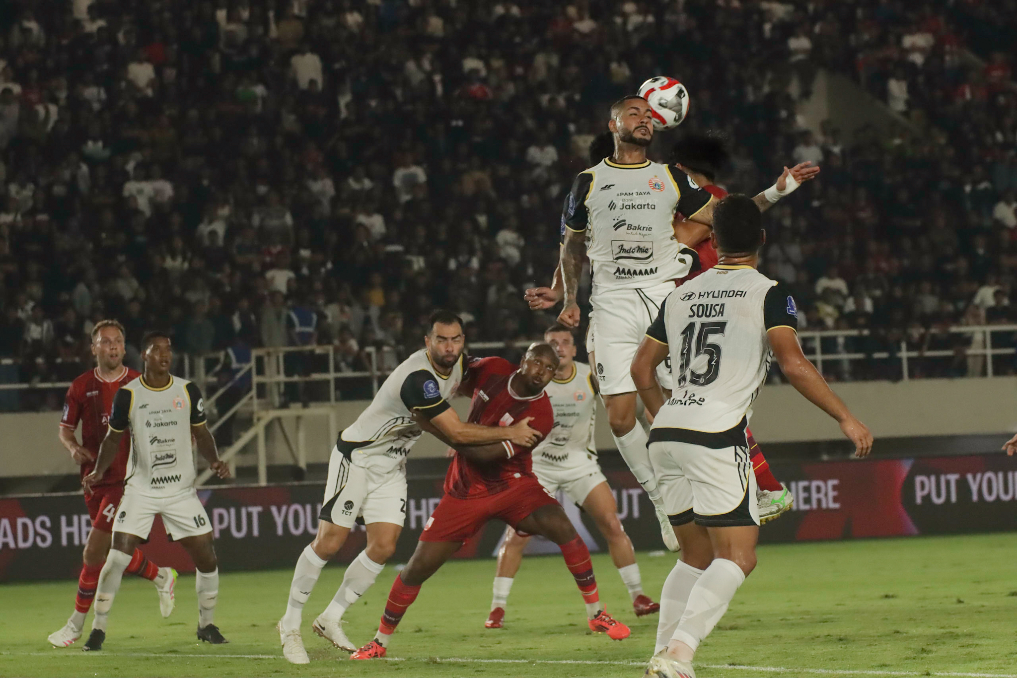 DUEL UDARA: Persis Solo bertanding melawan Persija Jakarta di Stadion Manahan, belum lama ini.