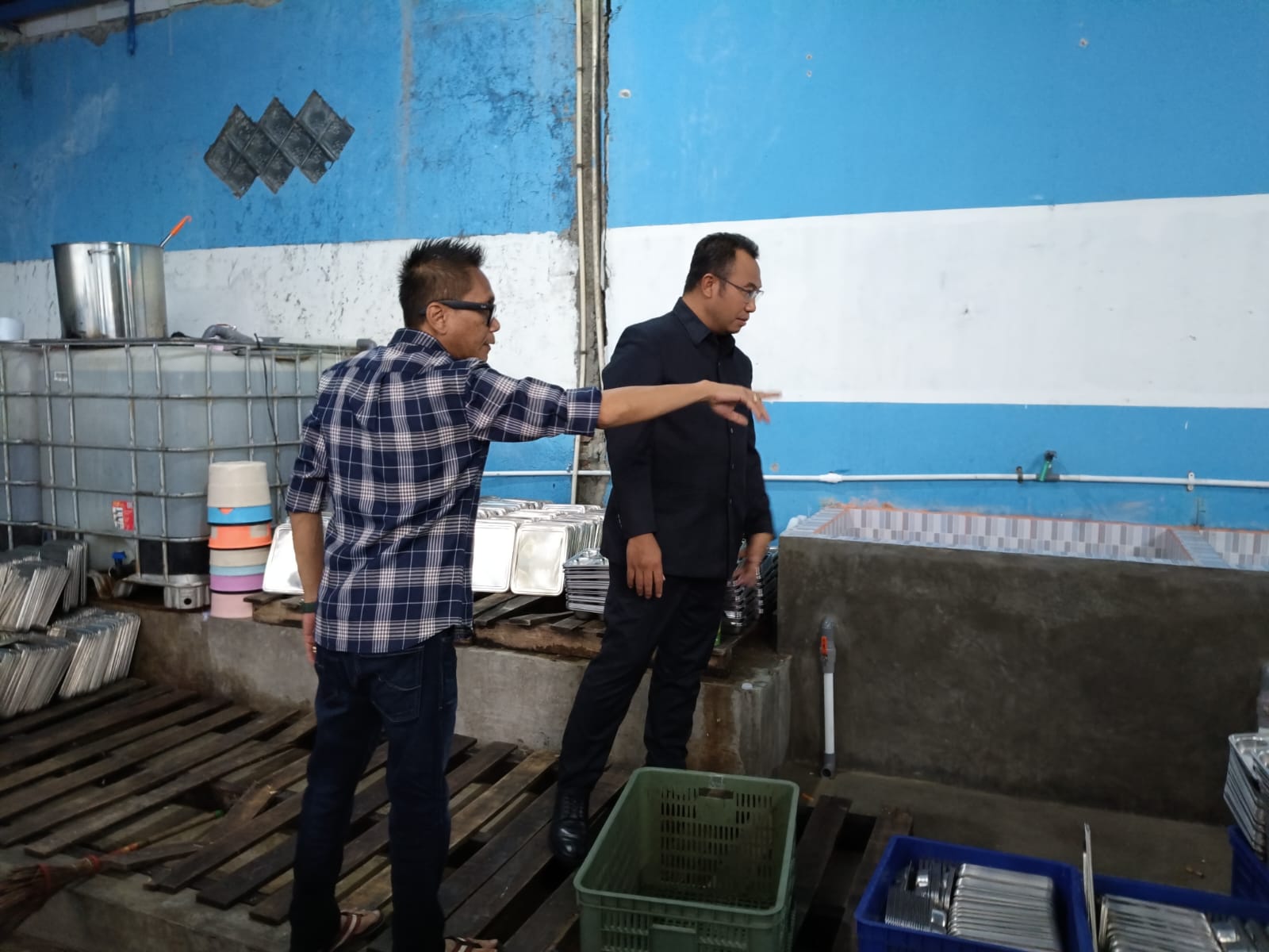 Bupati Sragen Sigit Pamungkas mengecek fasilitas SPPG Gemolong usai kasus keracunan massal menu makan bergizi gratis (MBG). (Ahmad Khairudin/Radar Solo)