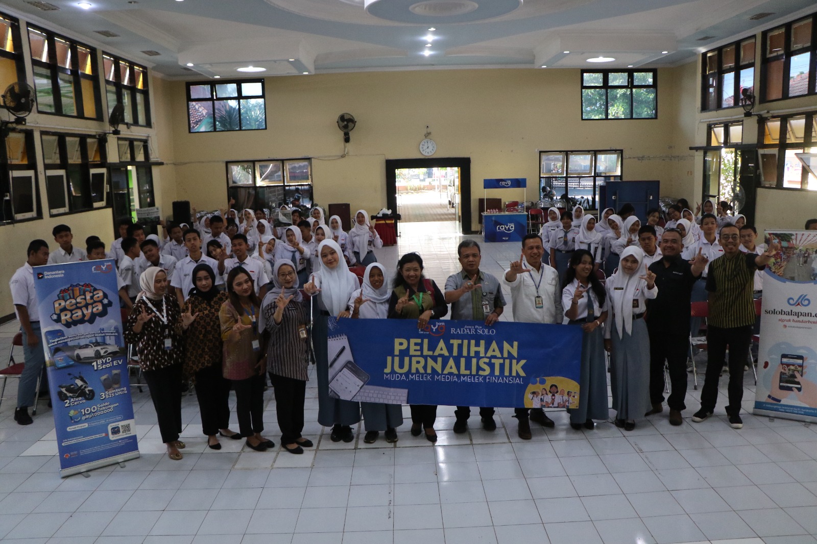 BERSINERGI: Bank Raya Community Branch (CB) Solo bersama Jawa Pos Radar Solo menggelar pelatihan di SMKN 7 Surakarta.
