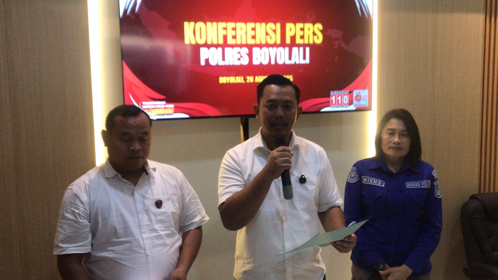Kasatreskrim Polres Boyolali AKP Indrawan Wirasaputra (tengah) beri keterangan terkait kasus pembunuhan di Desa Sawahan, Kecamatan Ngemplak, Selasa (26/8/2025).