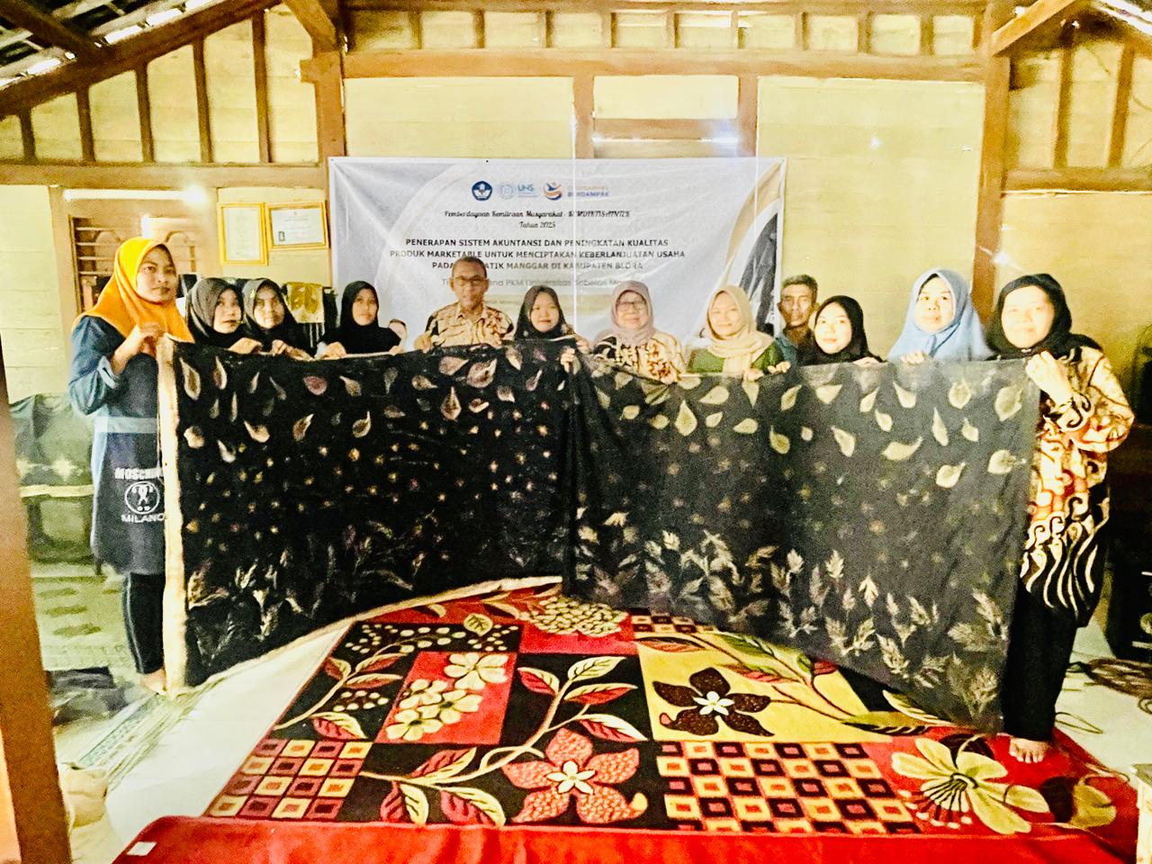 Tim PKM UNS melakukan pelatihan diversifikasi produk ecoprint di UKM Batik Manggar di Desa Sumber, Kecamatan Kradenan, Kabupaten Blora.