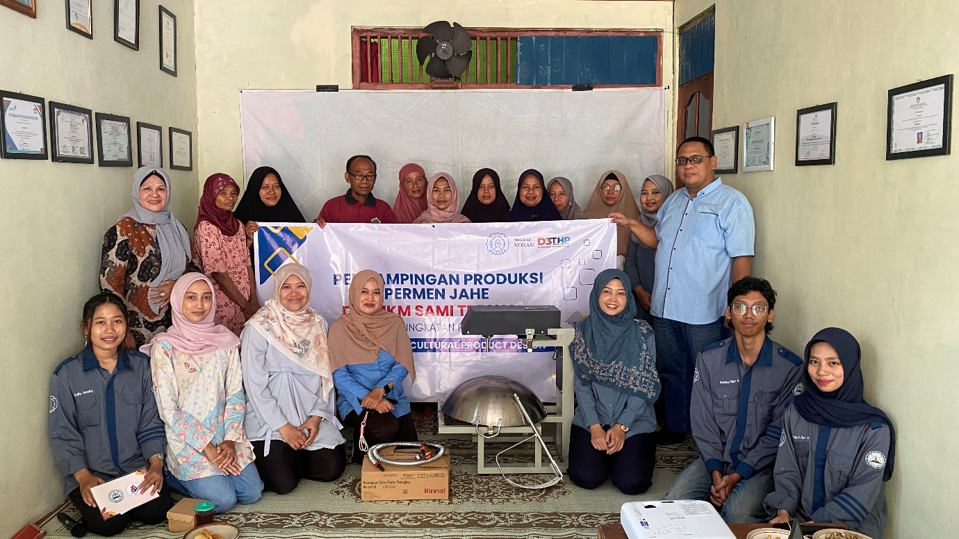 Tim Grup Riset Agricultural Product Design (APD) D3 Teknologi Hasil Pertanian UNS laksanakan pendampingan produksi permen jahe di UMKM Sami Tresna, Desa Ngunut, Kecamatan Jumantono, Karanganyar.