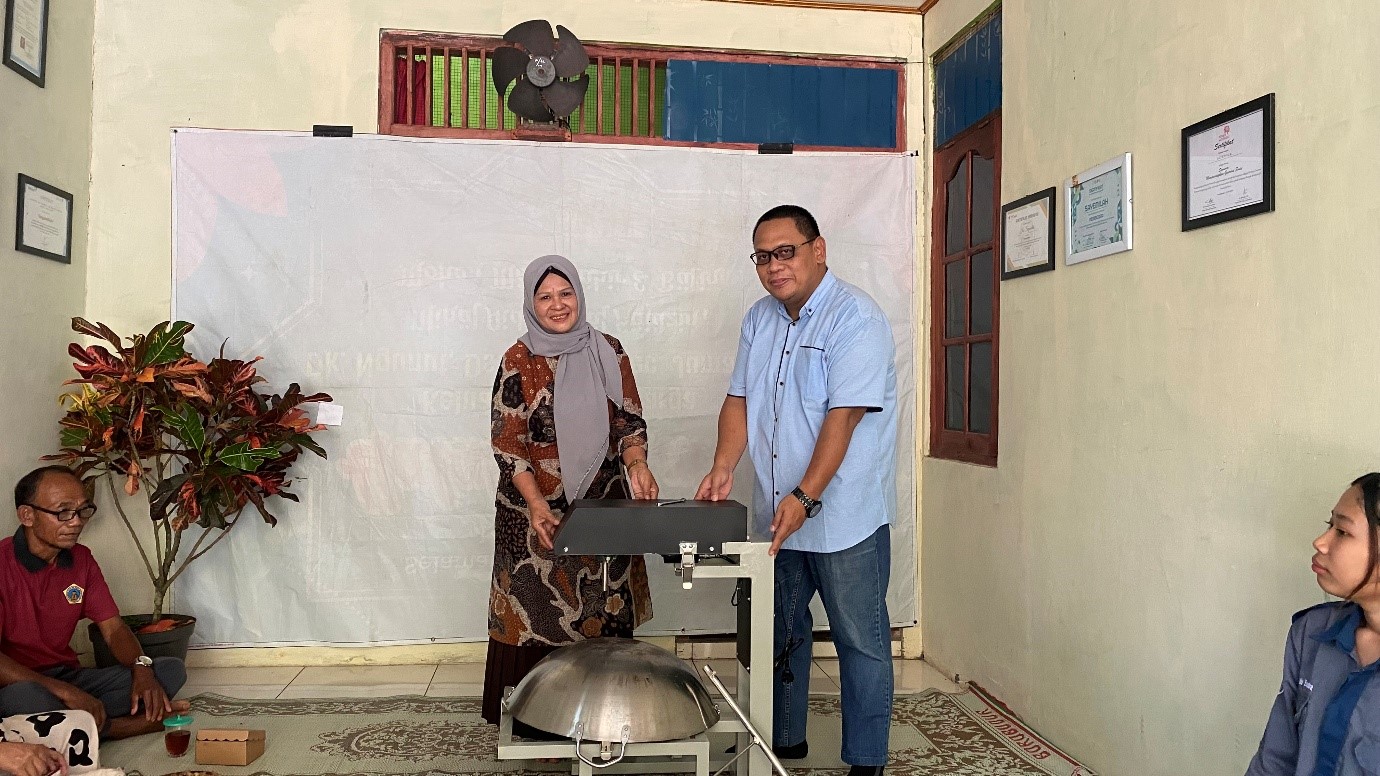 UMKM Sami Tresna, yang sebelumnya memproduksi permen jahe secara manual, kini diperkenalkan dengan alat pengaduk permen semi otomatis.