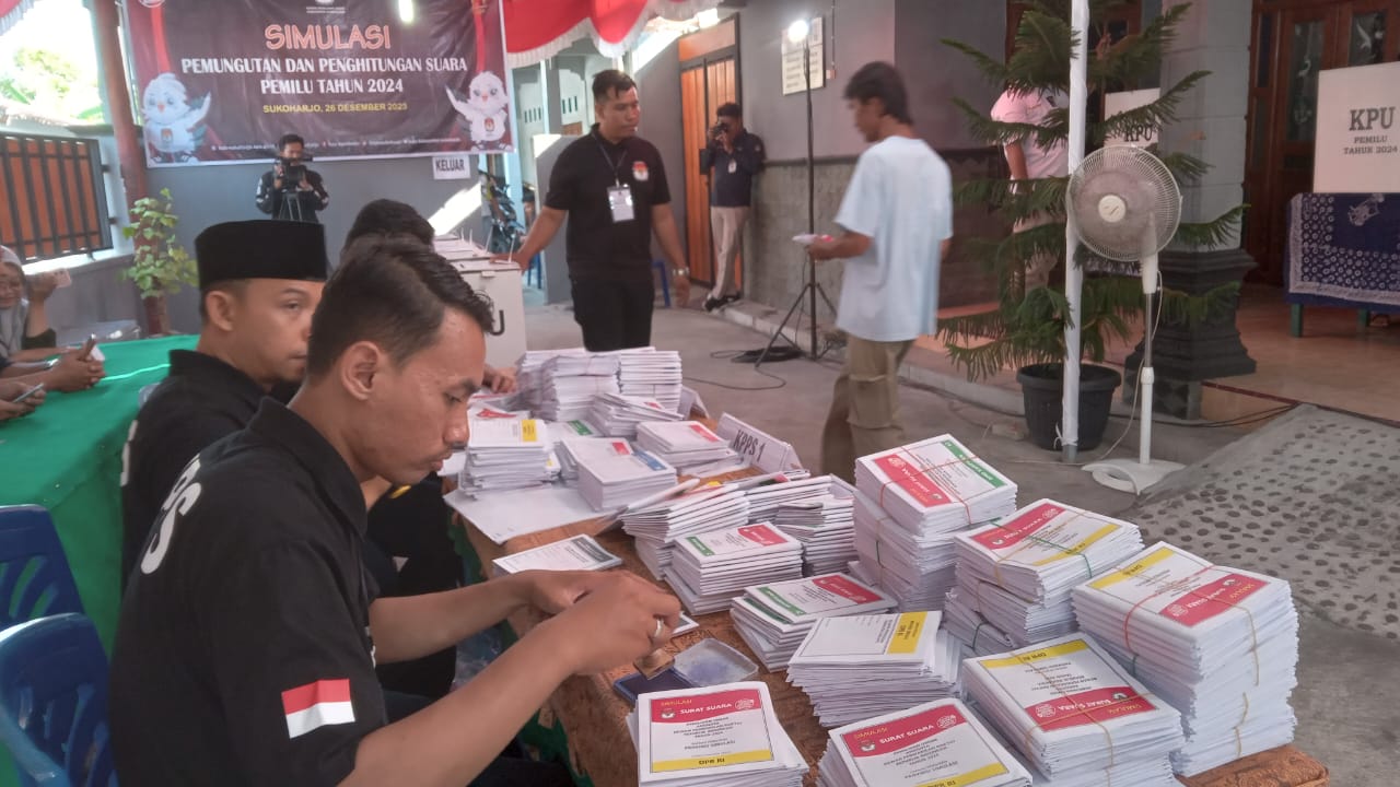 Simulasi pemungutan dan penghitungan surat suara Pemilu 2024 di Kabupaten Sukoharjo.
