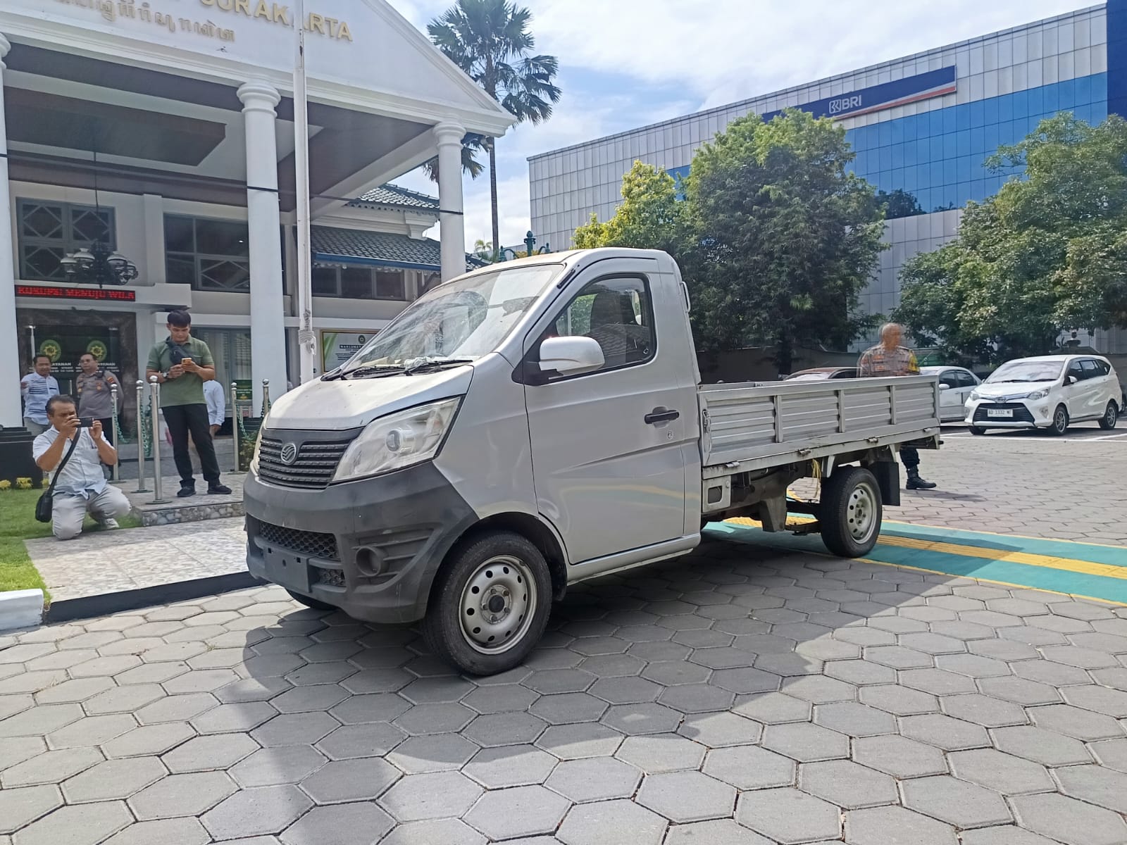 PUSAT PERHATIAN: Mobil Esemka yang dibawa ke pengadilan Negeri Solo sebagai barang bukti, belum lama ini.