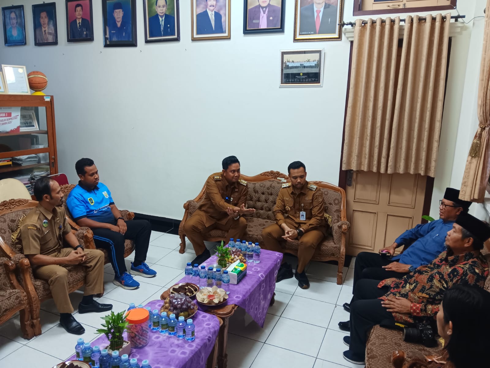 Bupati Hamenang dan Wabup Benny saat melakukan kunjungan dan menjalin komunikasi ke SMP Negeri 2 Klaten. (Angga Purenda/Radar Solo)