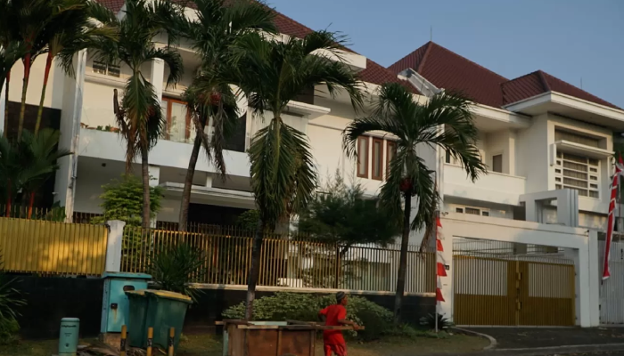 Rumah milik Dwi Hartono di Jalan Raya Kota Wisata, Komplek Perumahan Kota Wisata, Kabupaten Bogor, terlihat kosong.