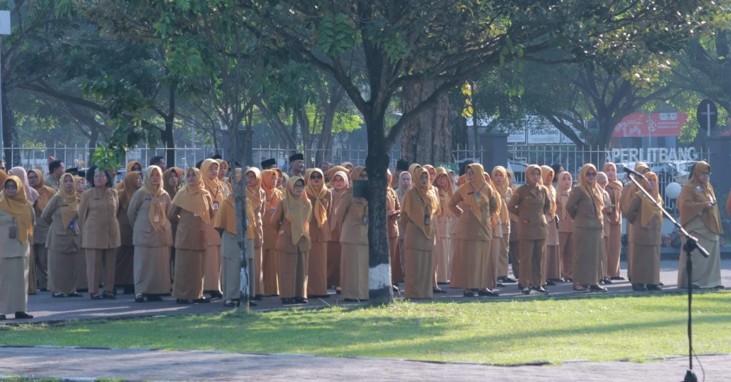 ASN Pemkab Karanganyar mengikuti apel pagi rutin. (Rudi Hartono/Radar Solo)
