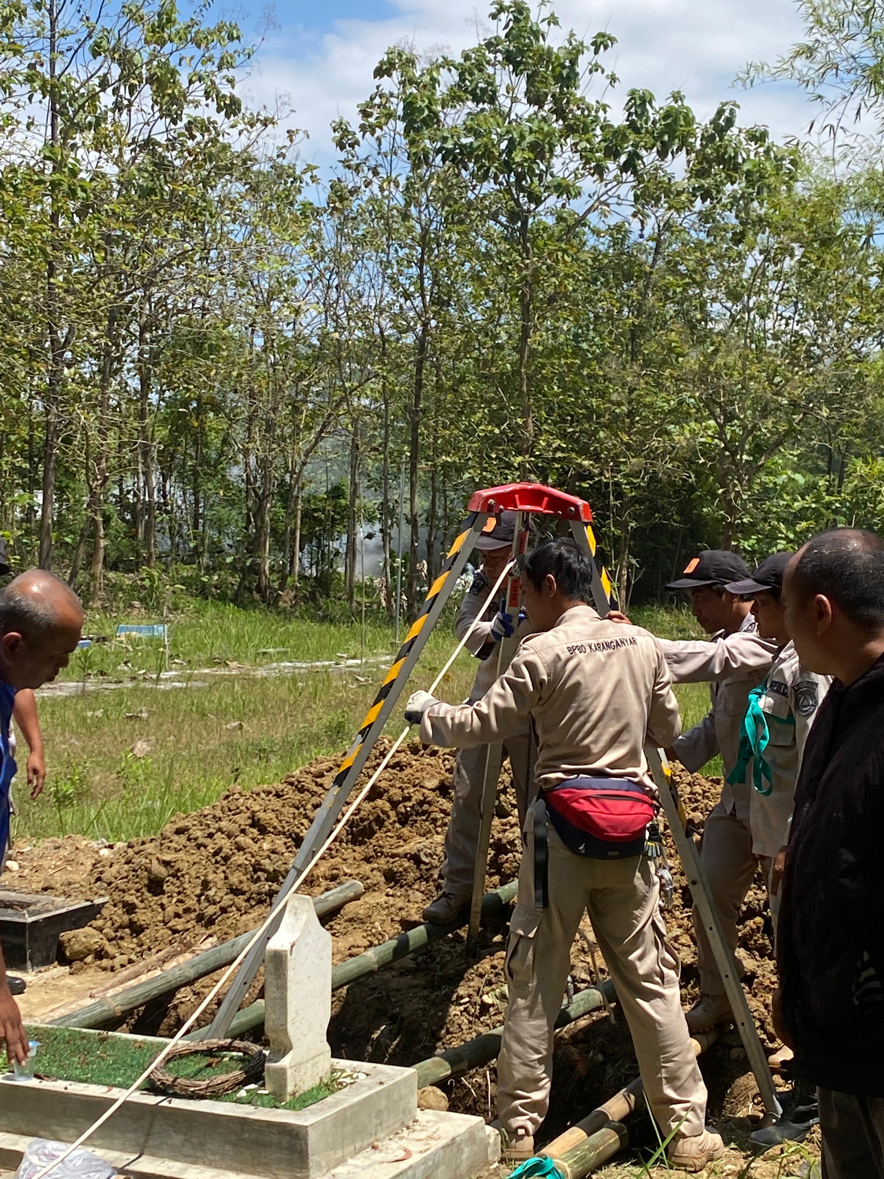 Sejumlah alat dipasang untuk menurunkan jenazah Ari Safitri, orang dengan obesitas yang bobotnya 250 kg ke liang lahat, Rabu (27/8).