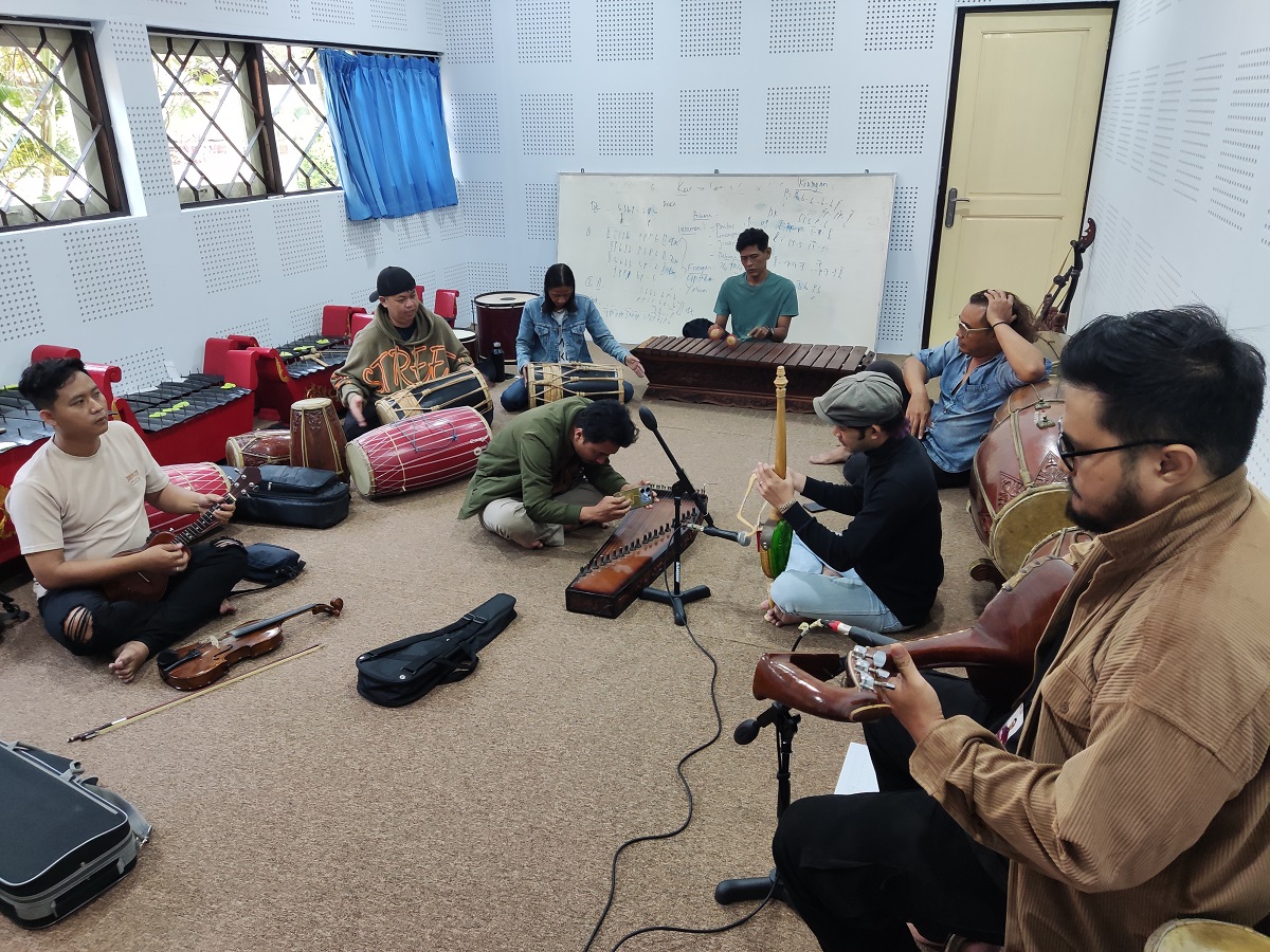 Tim ISI Surakarta berlatih jelang pertunjukan kolaboratif yang memadukan keunikan musik dan tari tradisional Korea Selatan dengan kekayaan seni Nusantara.