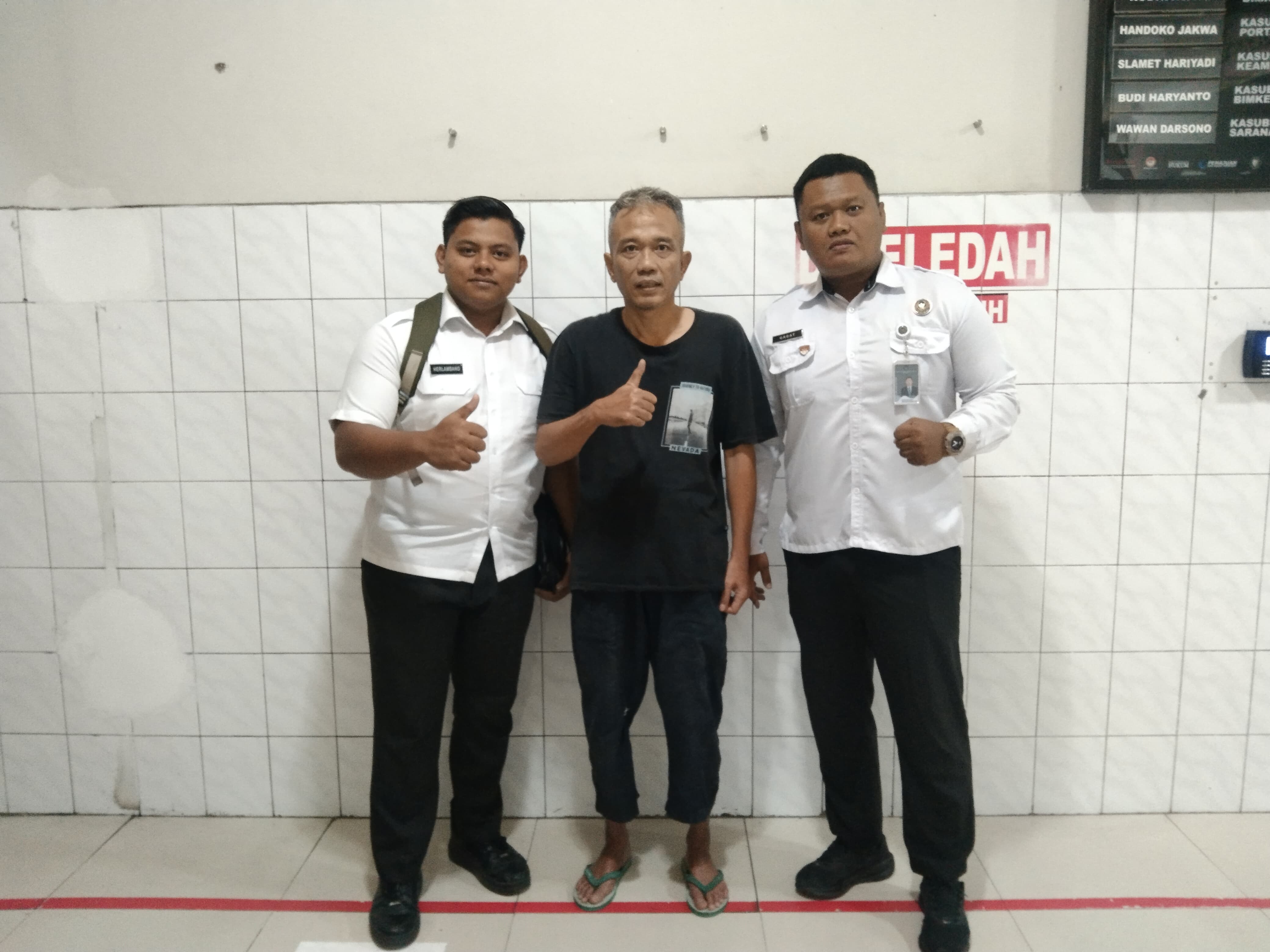 Bambang Tri Mulyono (tengah) bebas dari Lapas Kelas IIA Sragen. (Ist)