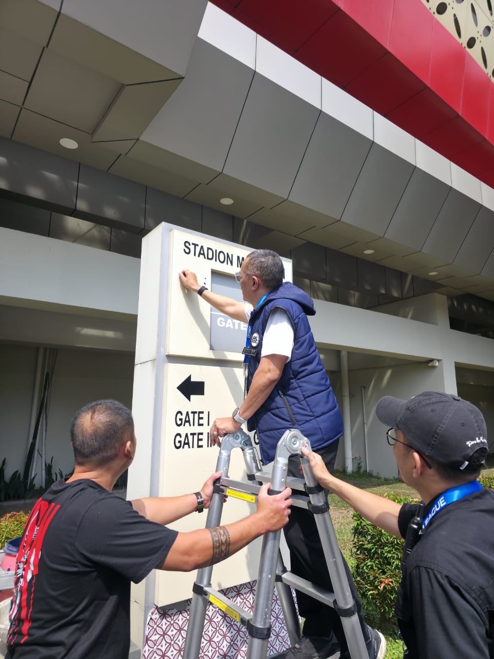 BIKIN KOTOR:&nbsp;Panpel mencopot stiker di salah satu properti.