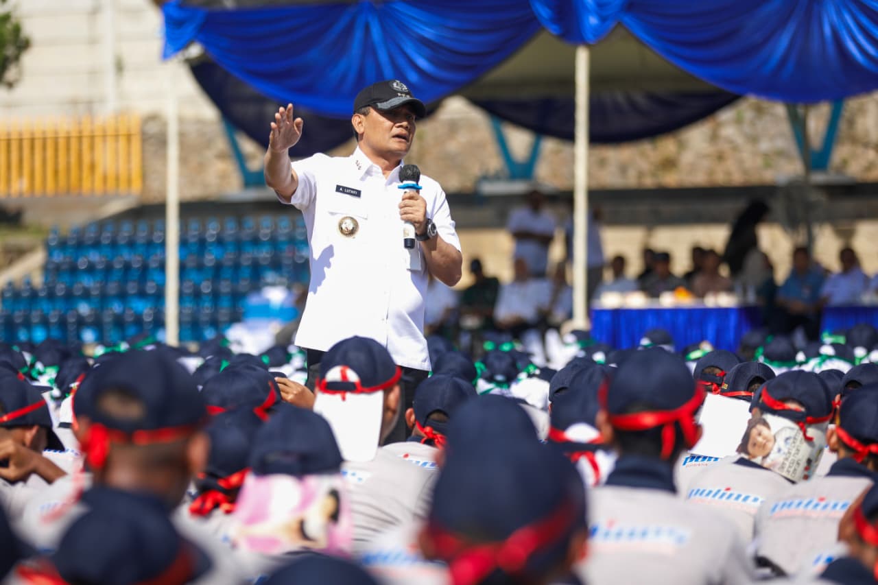 Di Polines, Gubernur Ahmad Luthfi Pacu Motivasi Ribuan Mahasiswa Baru