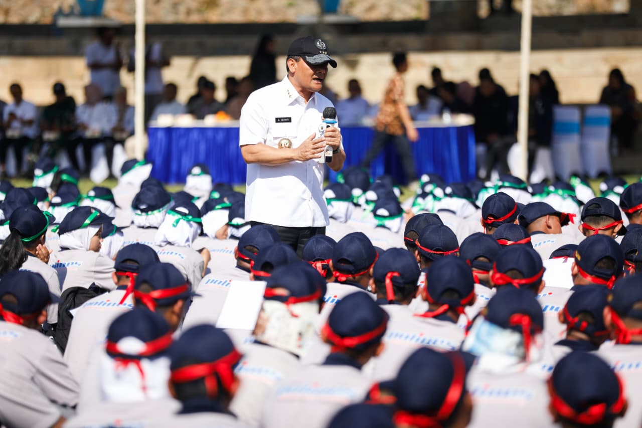 Gubernur Ahmad Luthfi motivasi 2.800 mahasiswa baru Polines, tekankan disiplin, vokasi, dan kesiapan kerja industri di Jawa Tengah.