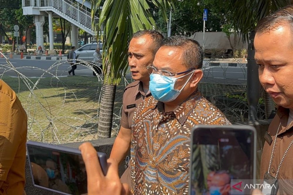Bermasker Putih, Bupati Pati Sudewo Penuhi Panggilan KPK Terkait&nbsp;Kasus Dugaan Suap DJKA