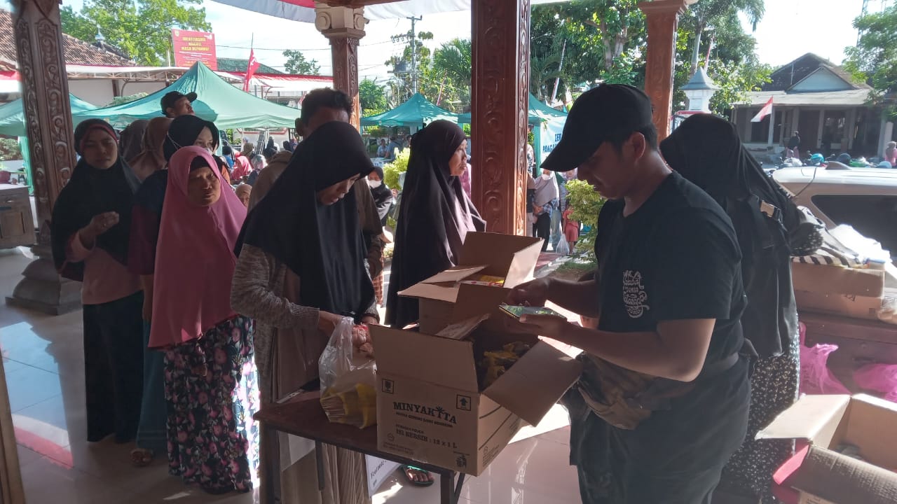Warga membeli bahan kebutuhan pokok dengan harga murah di pendapa kantor Kecamatan Polokarto, Kamis (28/8).