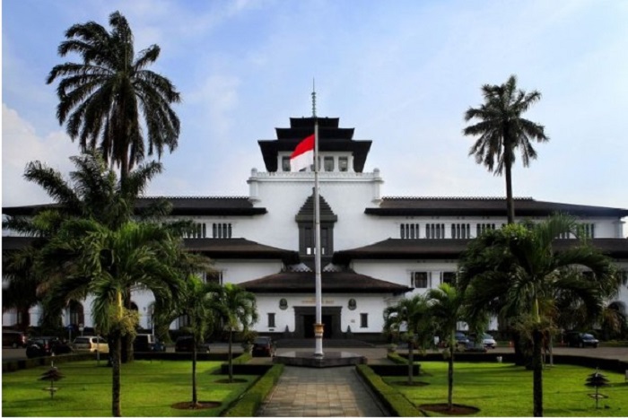 Gedung Sate yang merupakan gedung kantor Gubernur Jawa Barat berada di Bandung.