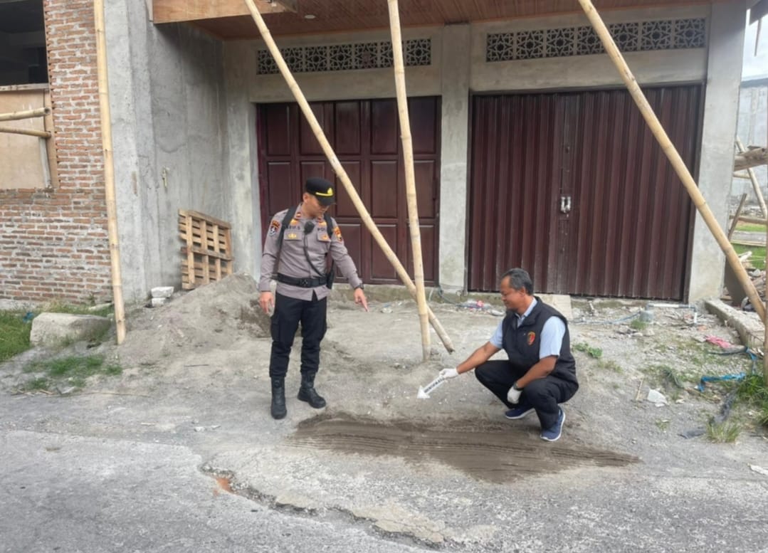 CEK: Pihak kepolisian melakukan olah TKP di lokasi jatuhnya seorang pekerja.