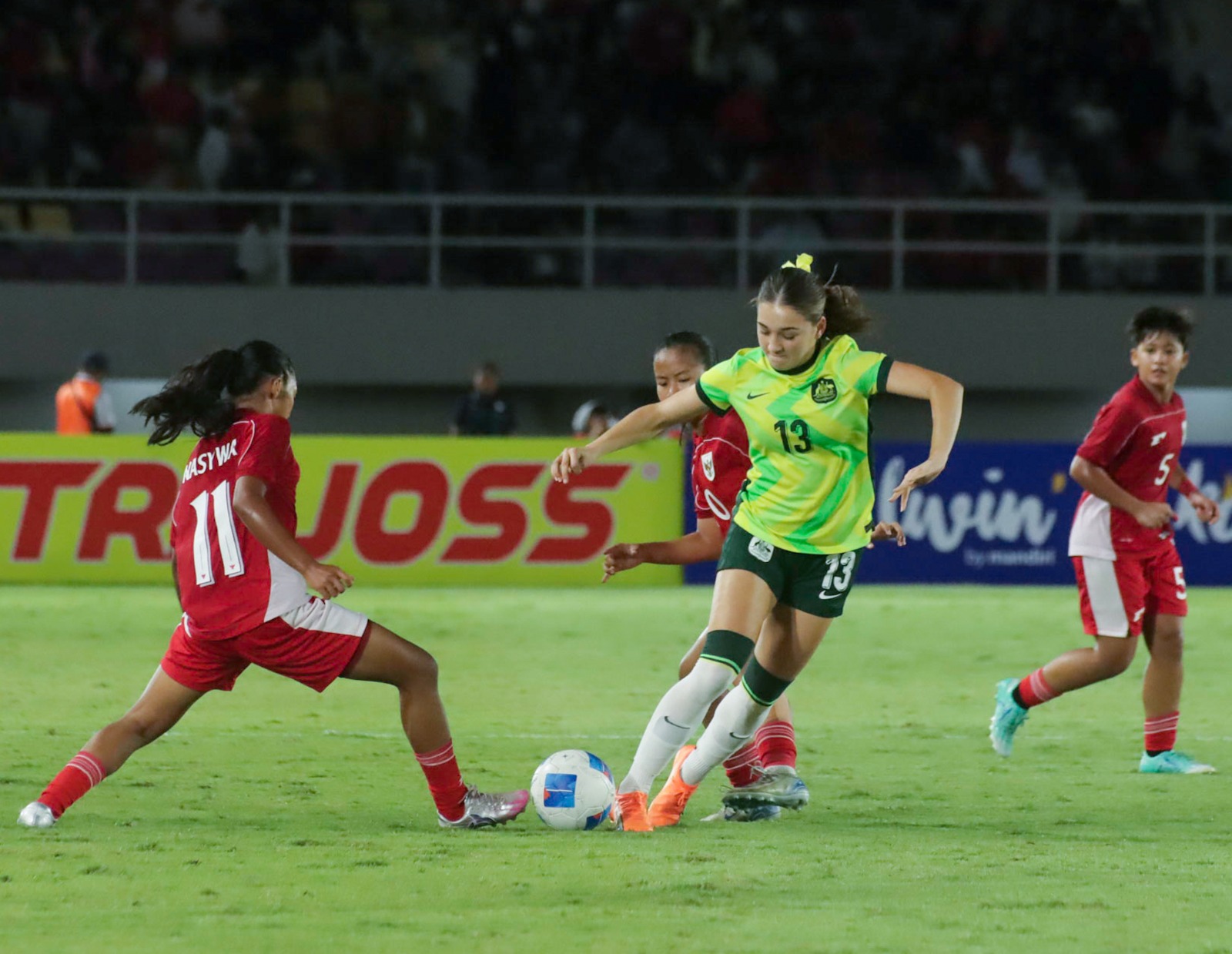 SULIT DIHALAU: Bintang Timnas Australia Maeve Joan Nicholas dikawal dua pemain Indonesia.