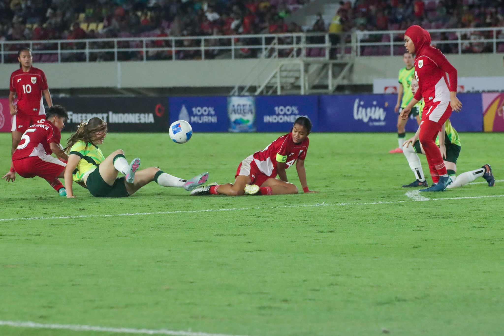 Laga Timnas Putri Indonesia U-16 melawan Australia di ajang ASEAN U-16 Women&rsquo;s Championship 2025, di Stadion Sriwedari, solo, Rabu malam (27/8/2025)