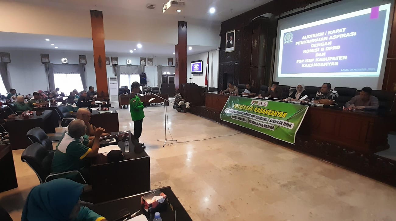 Ratusan buruh yang tergabung dalam Dewan Pimpinan Cabang (DPC) Federasi Serikat Pekerja Kimia, Energi dan Pertambangan (FSPKEP) datangi DPRD Karanganyar, Kamis (28/8/2025). (Rudi Hartono/Radar Solo)