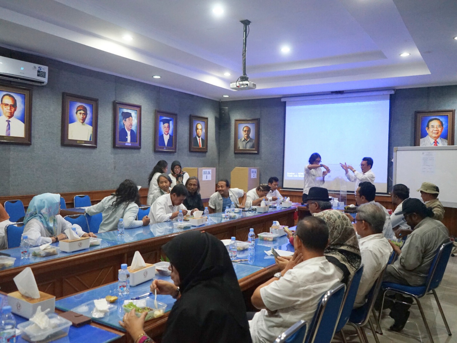 Sidang senat tertutup penetapan tiga calon rektor ISI Solo di Ruang Rapat II Gedung Rektorat, Senin (4/8).