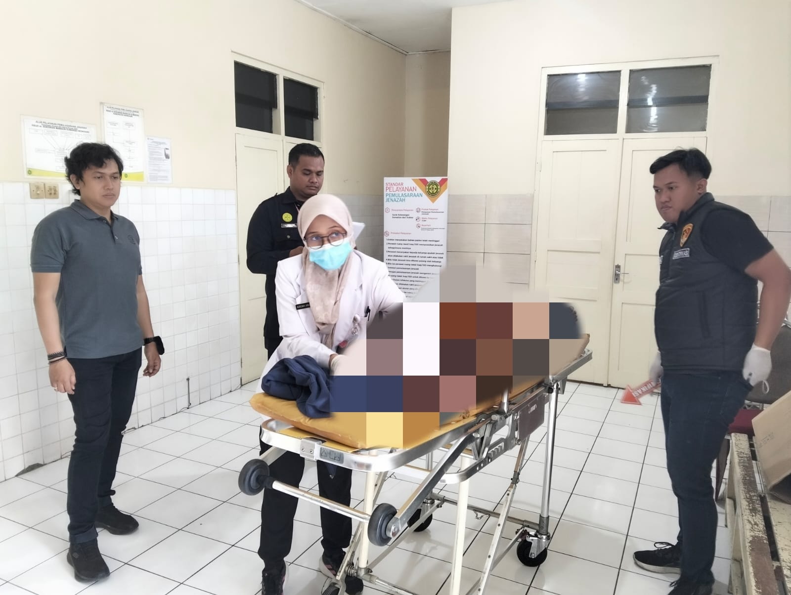 Petugas memeriksa mayat T, 45, warga Pacitan, Jawa Timur ditemukan meninggal dunia di kamar mandi sebuah klinik dokter di wilayah Kecamatan Wonogiri Kota, Rabu (27/8/2025).