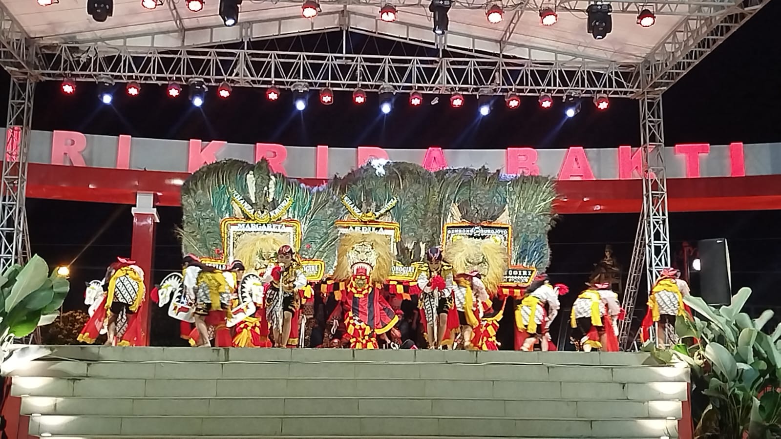 Seniman dari Wonogiri unjuk gigi pada Festival Reog Wonogiri 2025 di Alun-alun Giri Krida Bakti Wonogiri, Rabu (27/8/2025) malam.