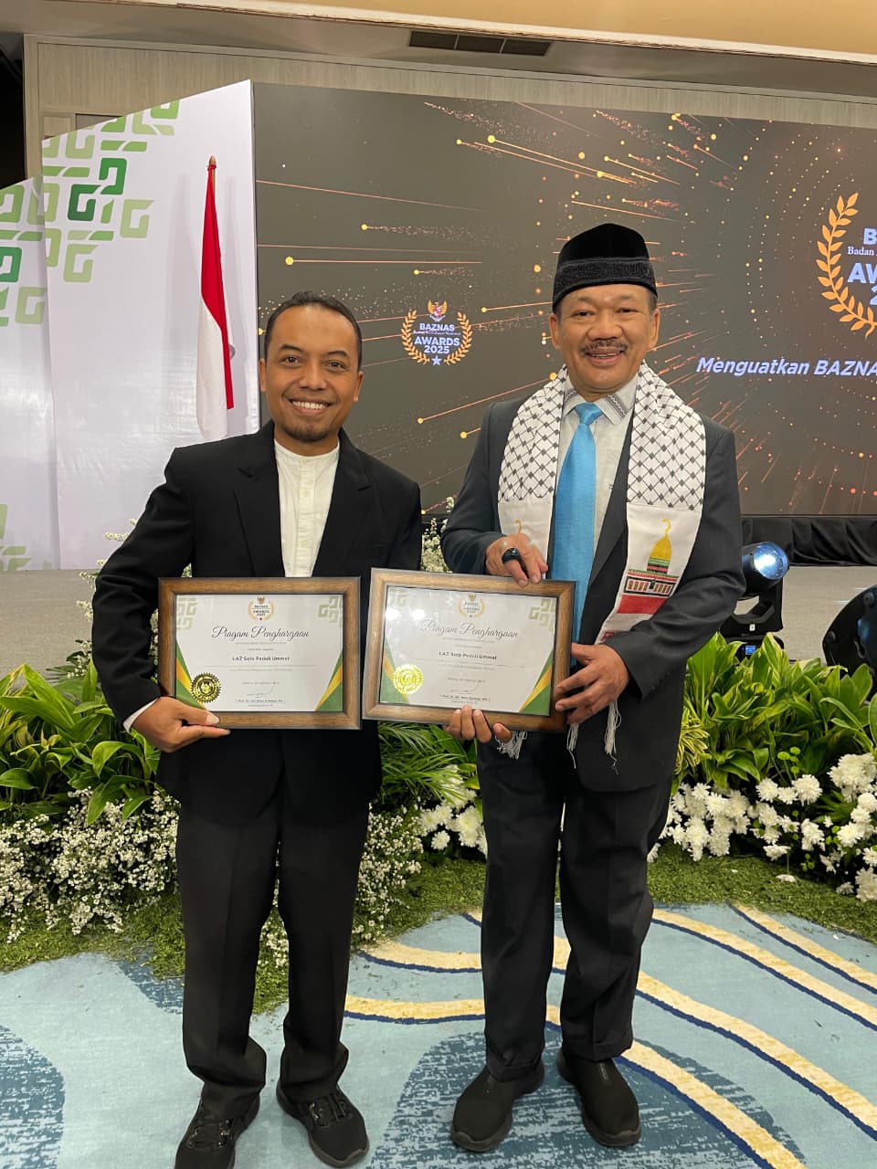 Chief Executive Officer SOLOPEDULI Sidik Anshori, S.Sos.I. (kiri) terima penghargaan dari Ketua BAZNAS RI Prof. Dr. KH. Noor Achmad, MA, Jumat (28/8/2025).