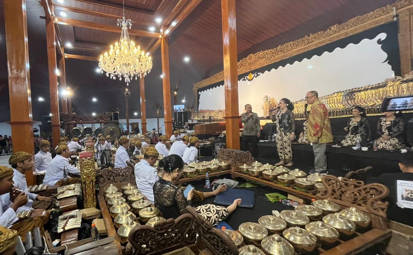 Pentas wayang kulit dalam rangka HUT ke-80 Kemerdekaan RI, anniversary ke-4 D&rsquo;Lawu Bistro & Mountain Cottage di Pendopo Sasono Gondangrejo Tentrem, Kompleks D&rsquo;Gondangrejo, Karanganyar, Rabu (27/8).