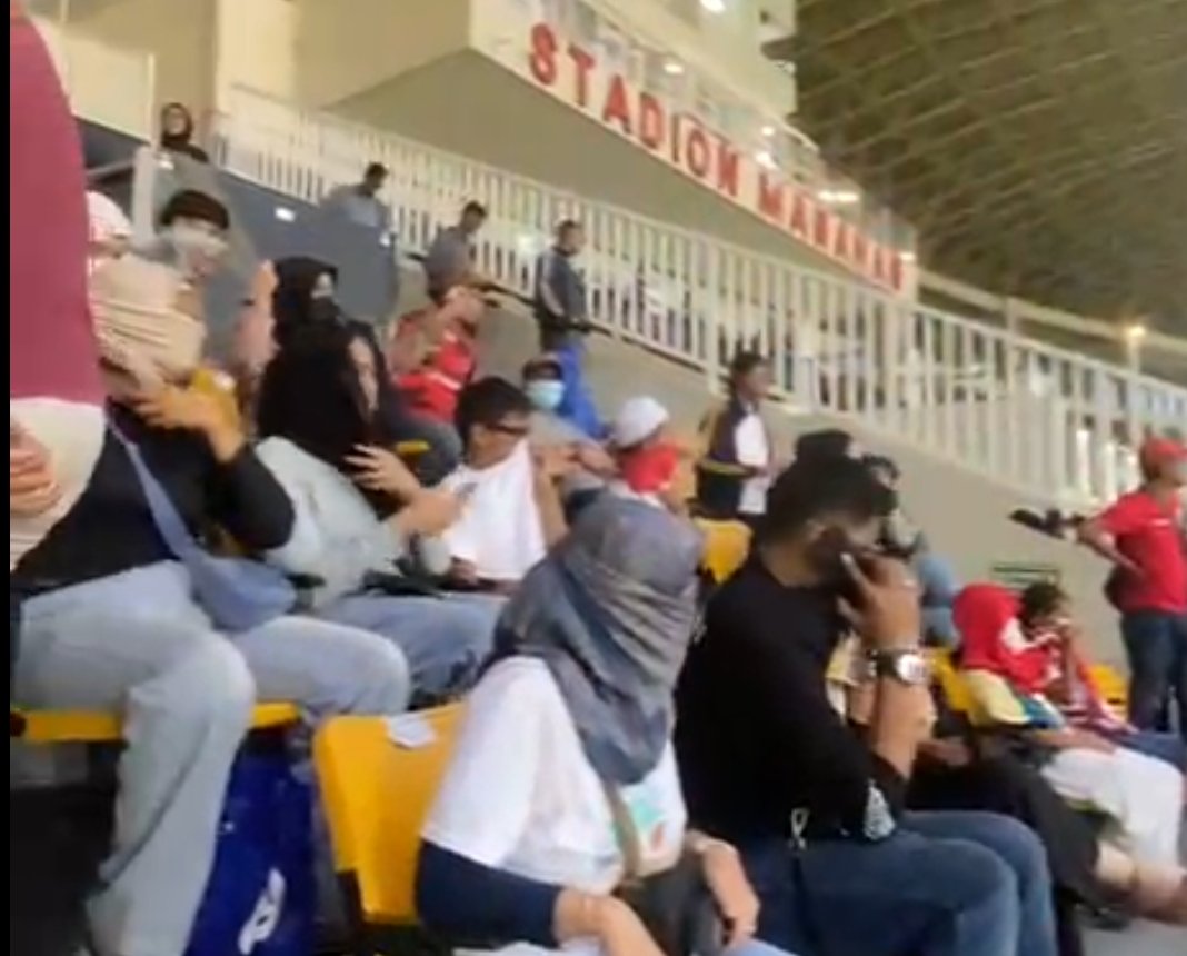 Penonton di Stadion Manahan yang tengah menonton laga Timnas putri Indonesia vs Vietnam ikut kena imbas gas air mata.