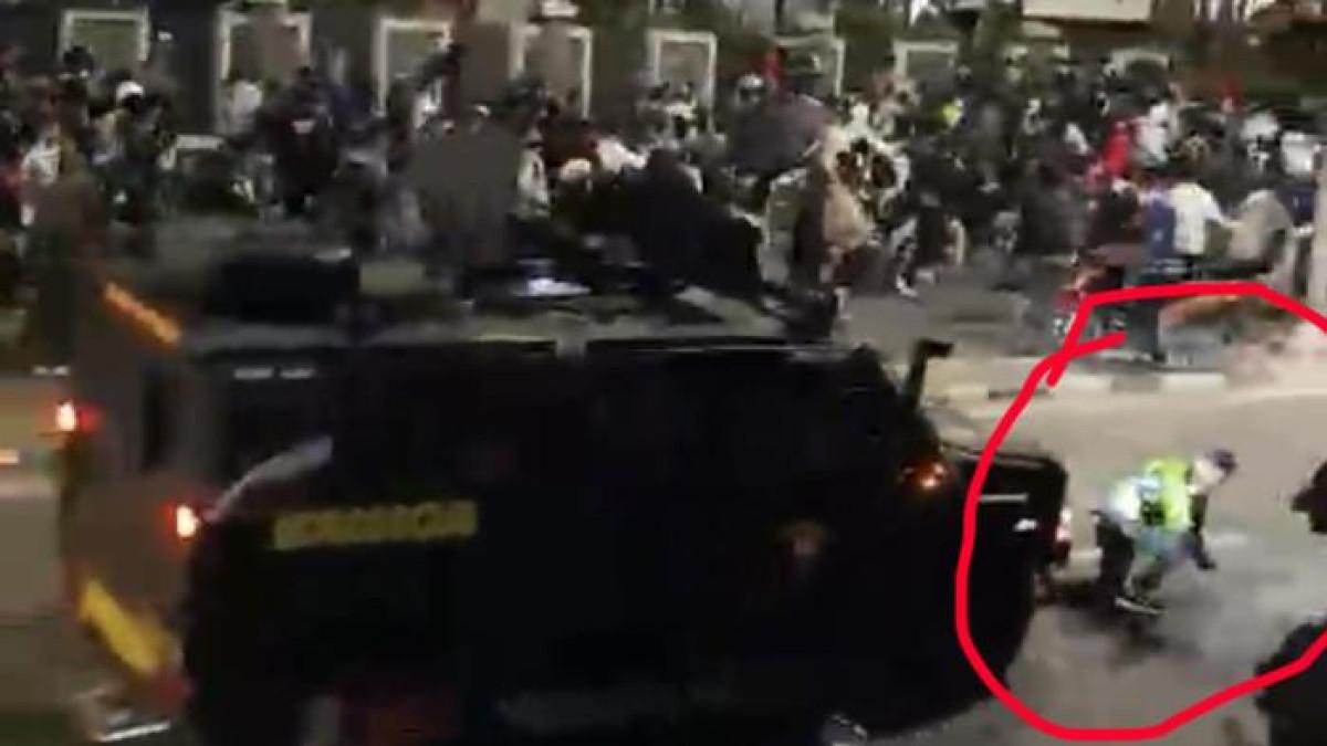 Propam Polri amankan 7 anggota Brimob usai ojol tewas dilindas rantis di Senayan. Sopir masih misterius, siapa pelakunya?