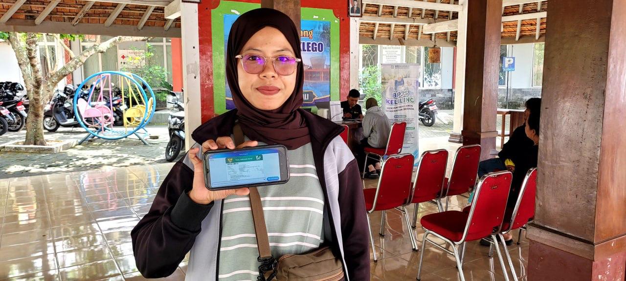 Raviku, peserta JKN asal Boyolali yang menunjukan kartu kepesertaan.&nbsp;