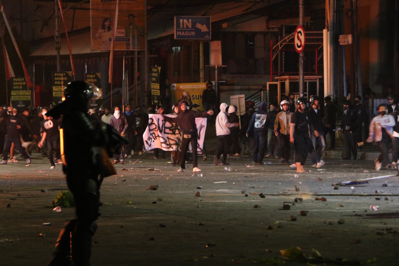 Massa merusak fasilitas umum milik pemkot pada demi Jumat malam (29/8/2025). (Arief Budiman/Radar Solo)