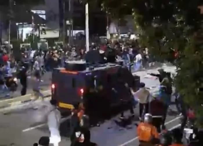 Mobil lapis baja milik Brimob diamuk massa usai menabrak seorang driver ojek online (ojol) hingga meninggal dunia di Tanah Abang, Jakarta Pusat, Kamis (28/8) malam. (Istimewa)