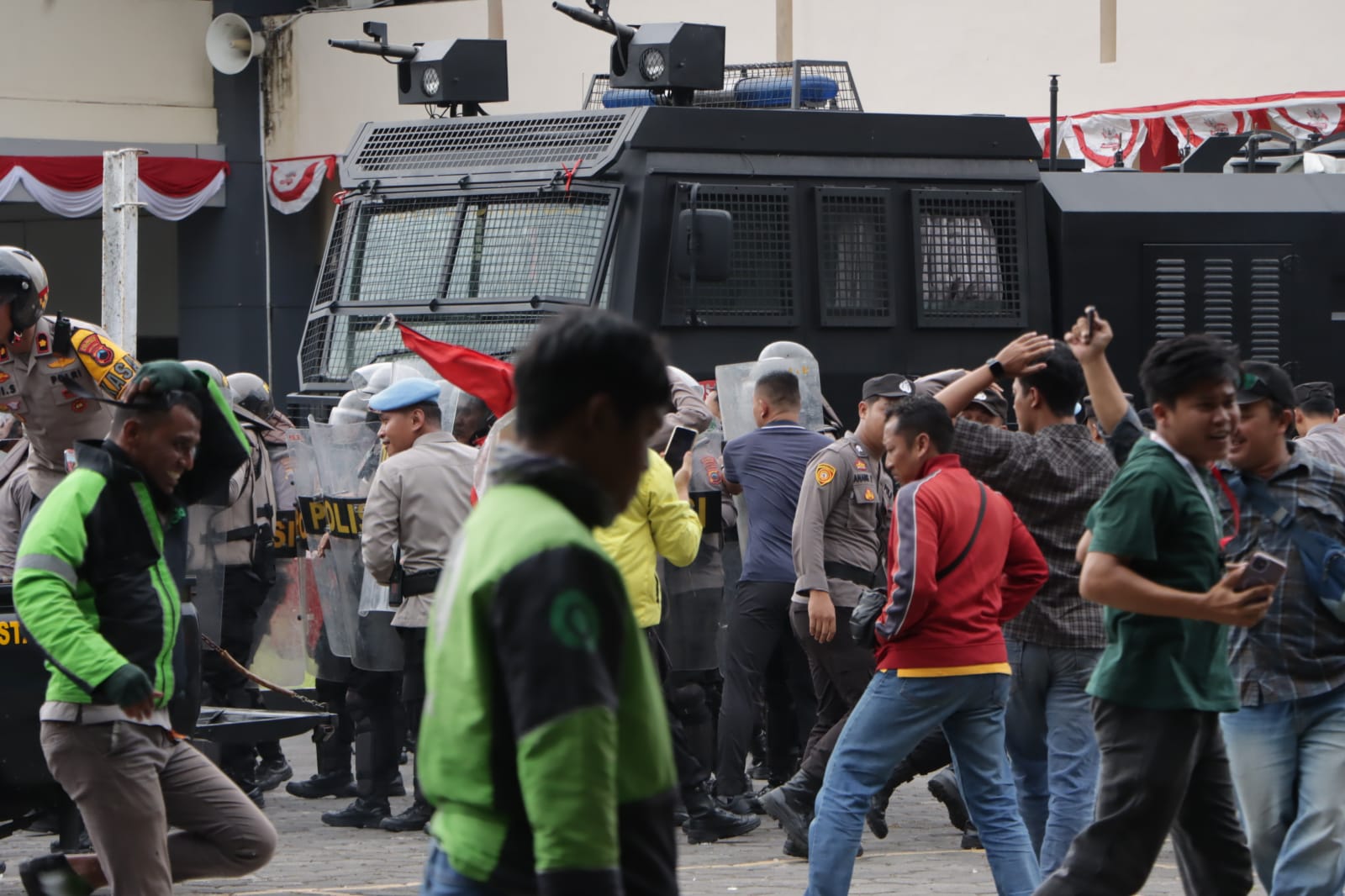 Demo di depan Mako Brimob pecah, Jumat siang (29/5/2025)