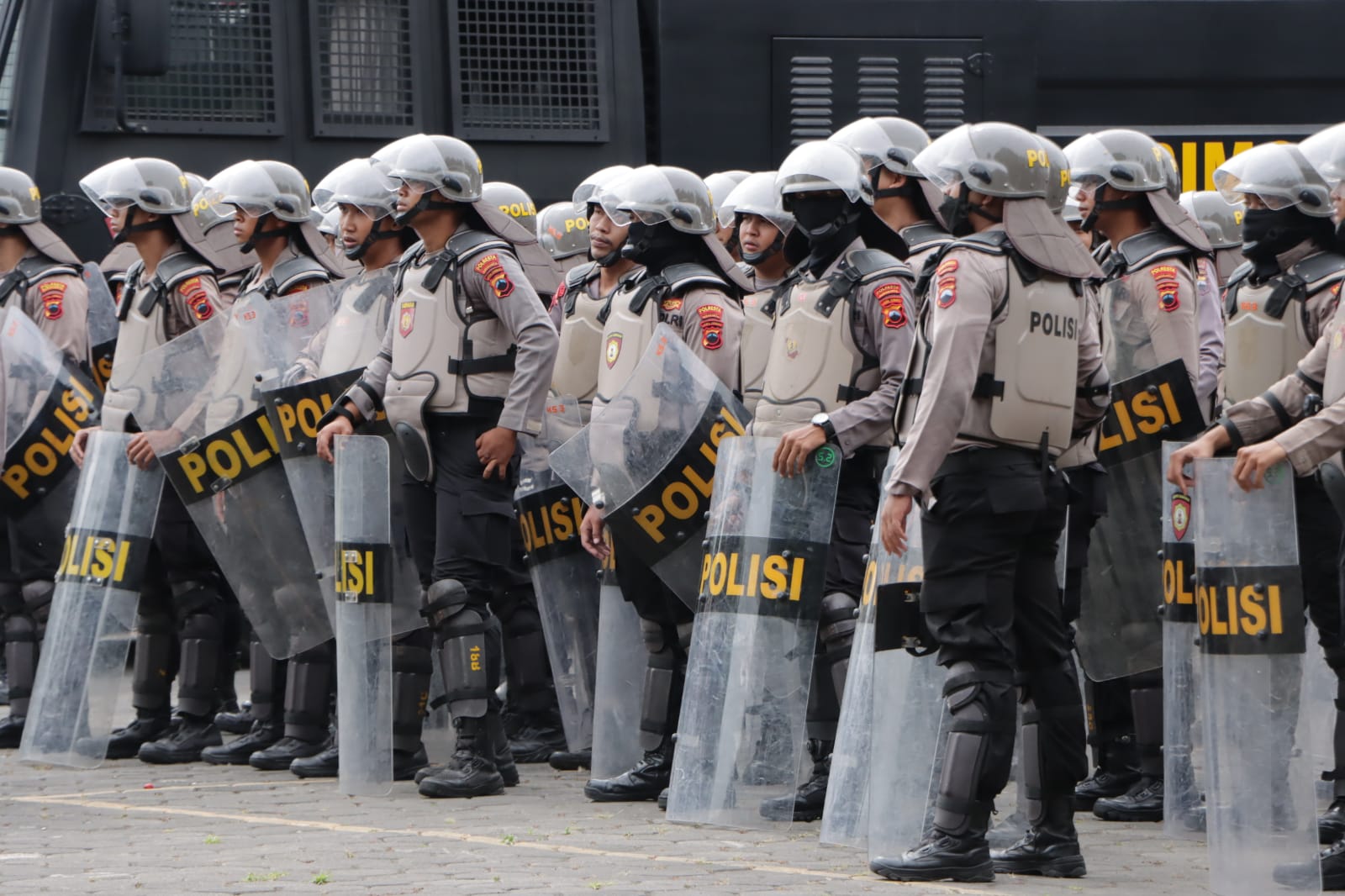 Polresta Solo menjaga keamanan di depan Mako Brimob, Kamis (29/8).