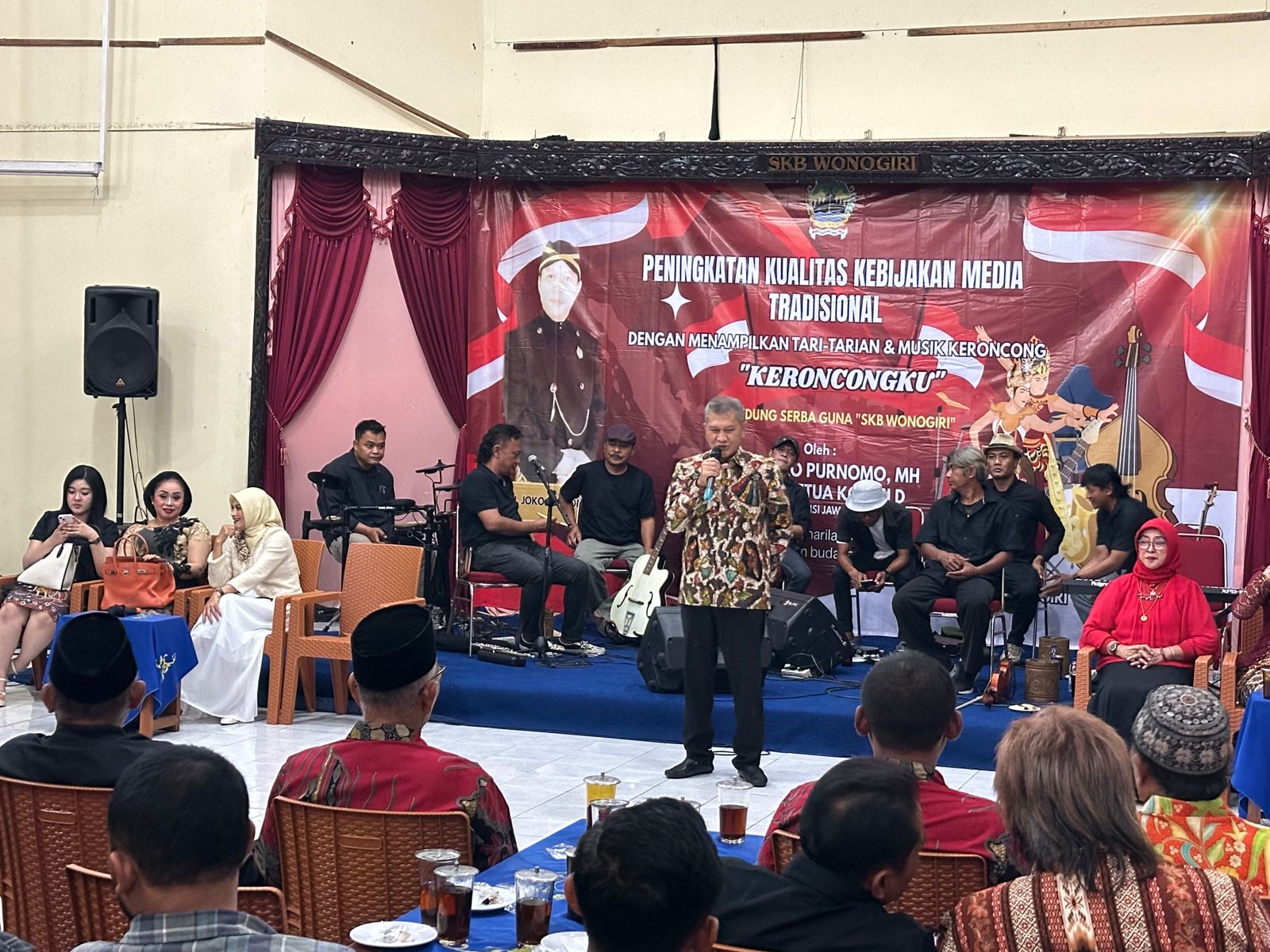 Bupati Wonogiri Setyo Sukarno saat menghadiri Peningkatan Kualitas Kebijakan Media Tradisional di Gedung SKB Wonogiri Kamis (28/8/2025) malam