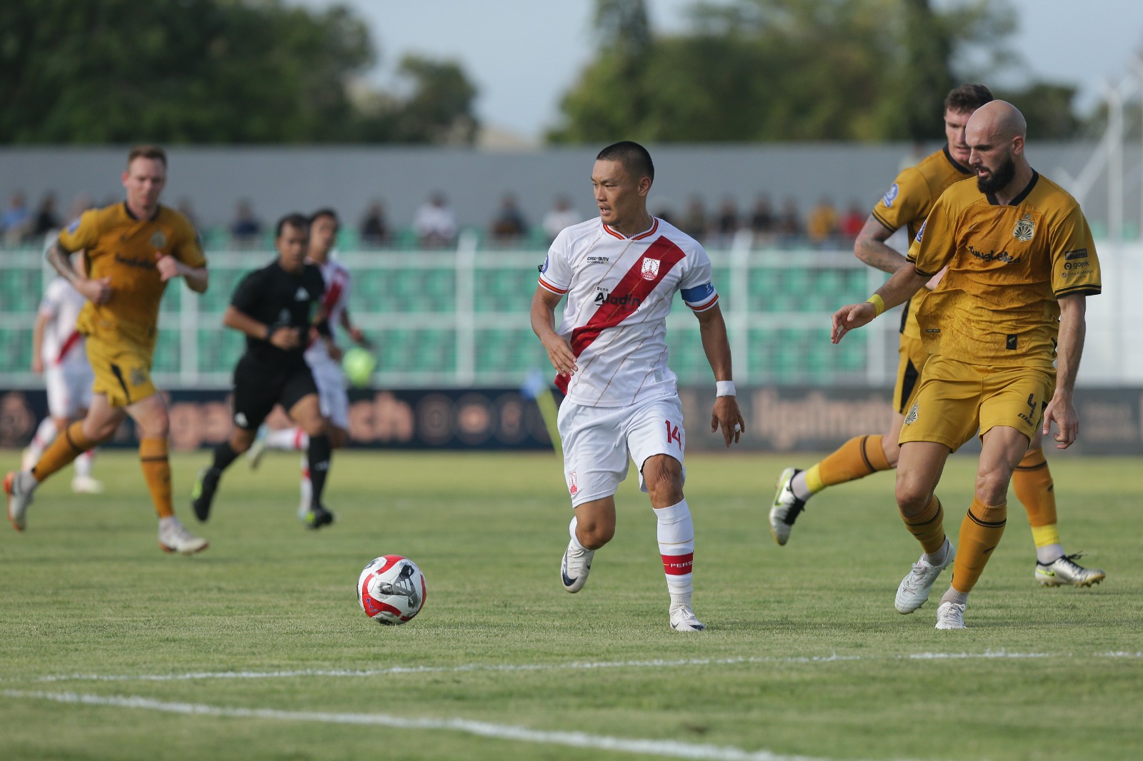 Pertandingan Persis Solo melawan Bhayangakara FC di Stadion Sumpah Pemuda