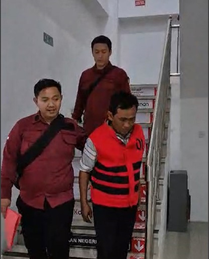 G, 47, mantan Kepala Desa Wonoharjo, Kecamatan Kemusu, digelandang ke Rutan Boyolali, Rabu (27/8/2025).