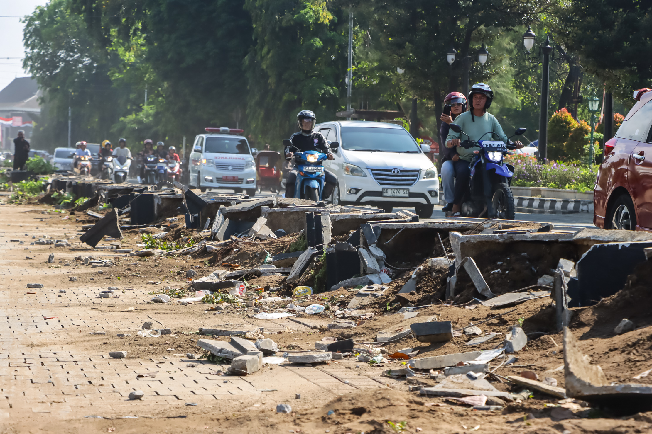 Pot di dekat balai kota Solo yang rusak karean aksi anarkis massa