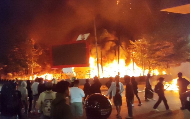 Gedung DPRD Makassar dibakar massa, tiga pegawai tewas terjebak api dan lima lainnya luka-luka dalam kerusuhan, Jumat (29/8).