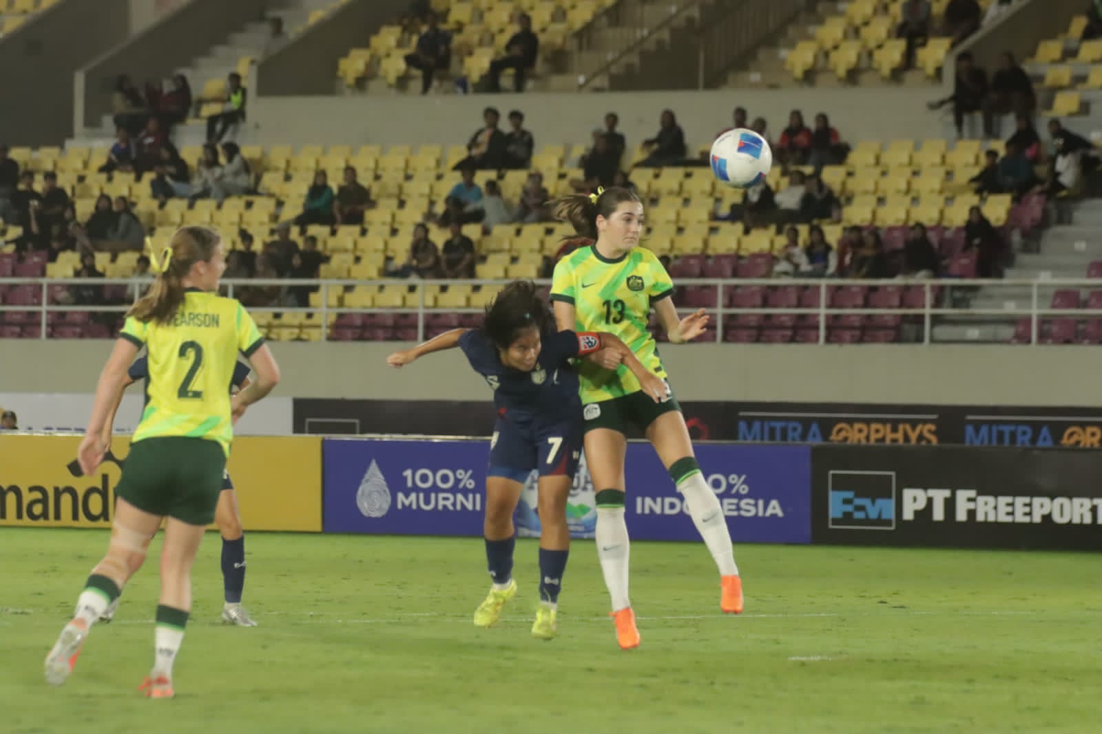 Laga T8mnas Thailand U-16 vs Australia saat final ASEAN U-16 Girls Mandiri Championship 2025 di Stadion Manahan Solo, Jumat malam (29/8/2025)