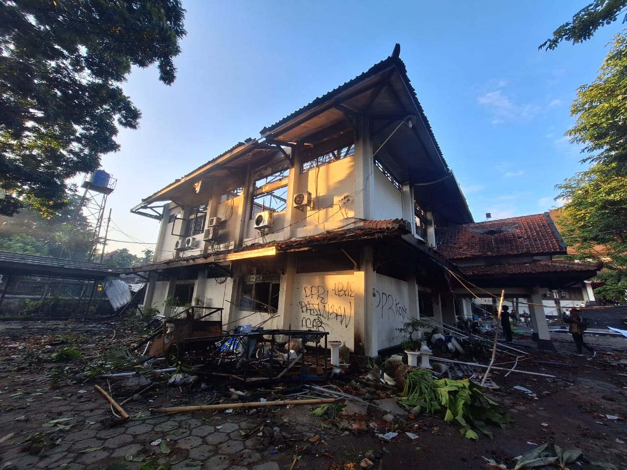 Kondisi gedung DPRD Kota Solo usai dibakar massa