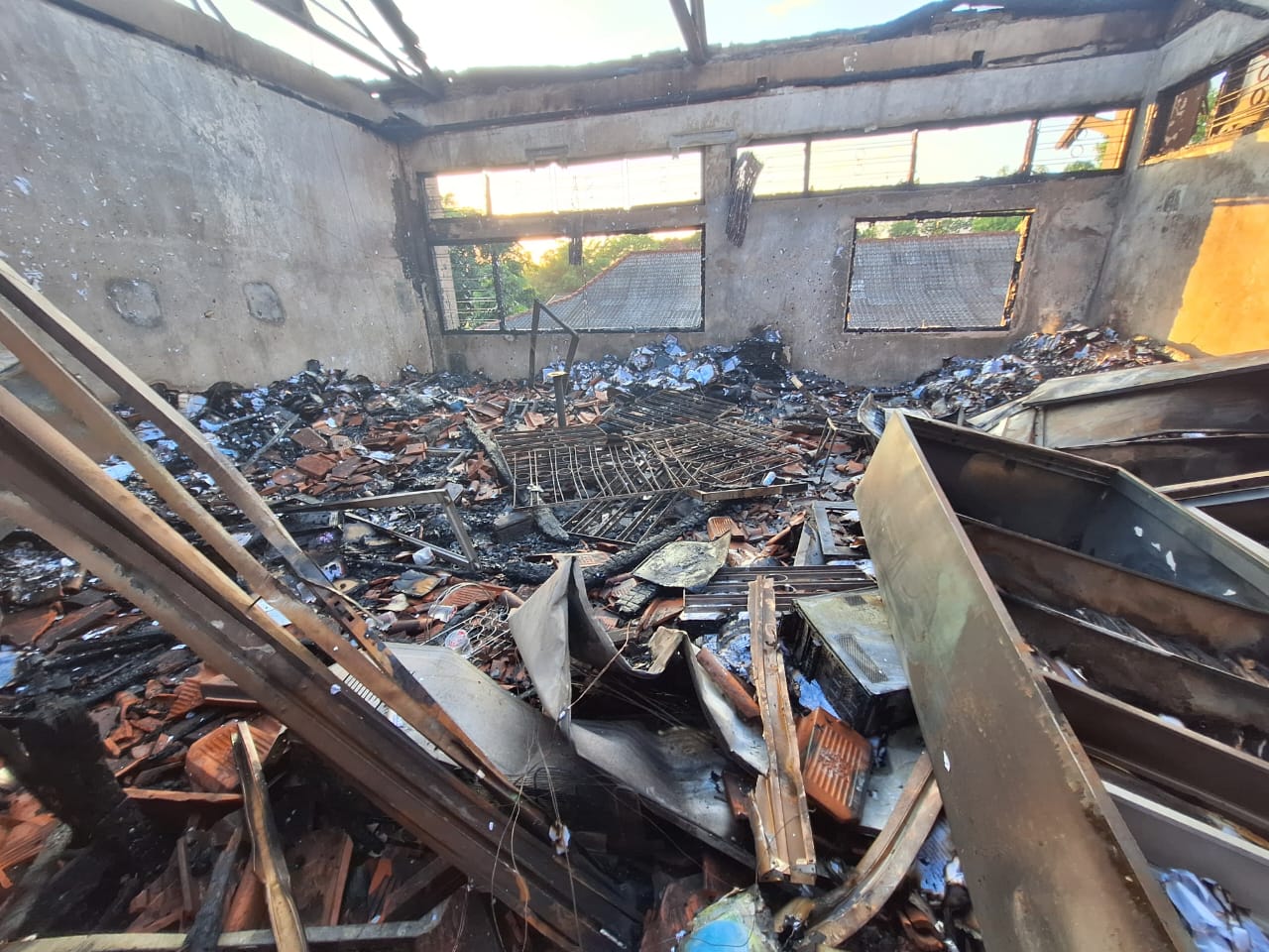 USAI TERBAKAR: Gedung DPRD Kota Solo luluh lantak dibakar massa dini hari.
